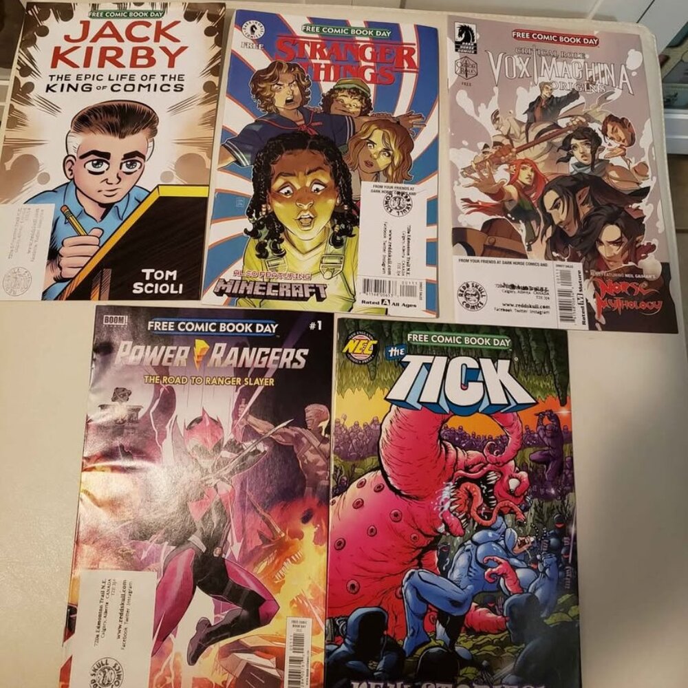 🔥 Bundle 5 Comic Books - Used Good Condition (sold together)